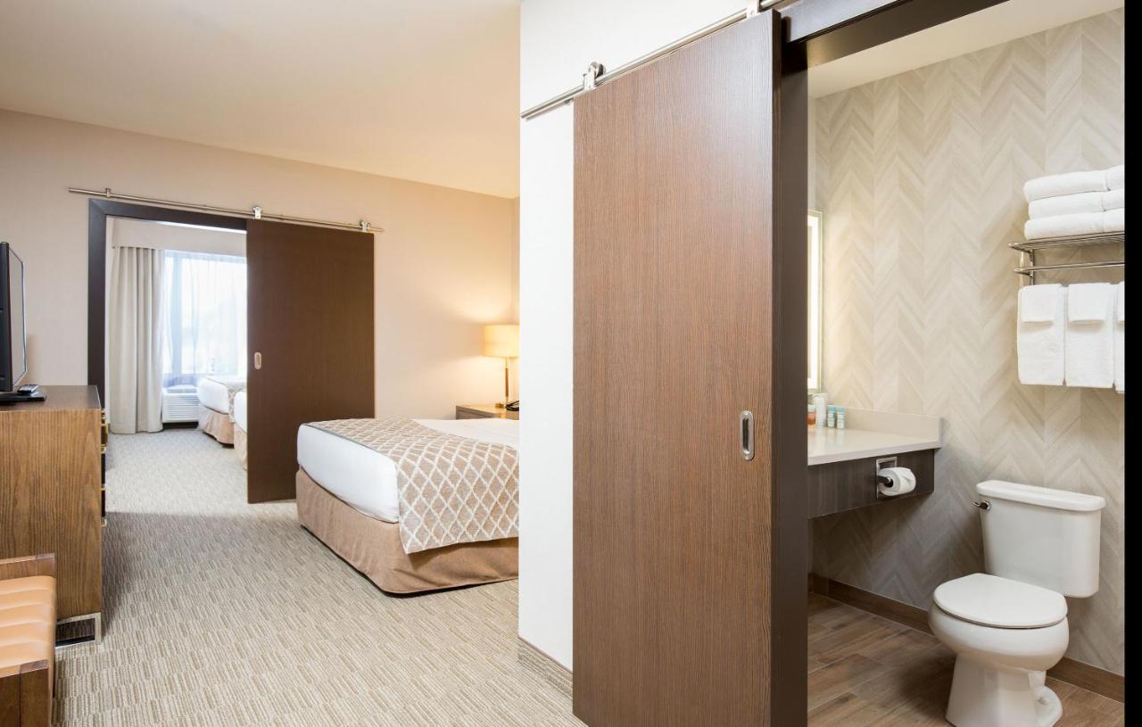 Pomeroy Inn & Suites Принс-Джордж Экстерьер фото